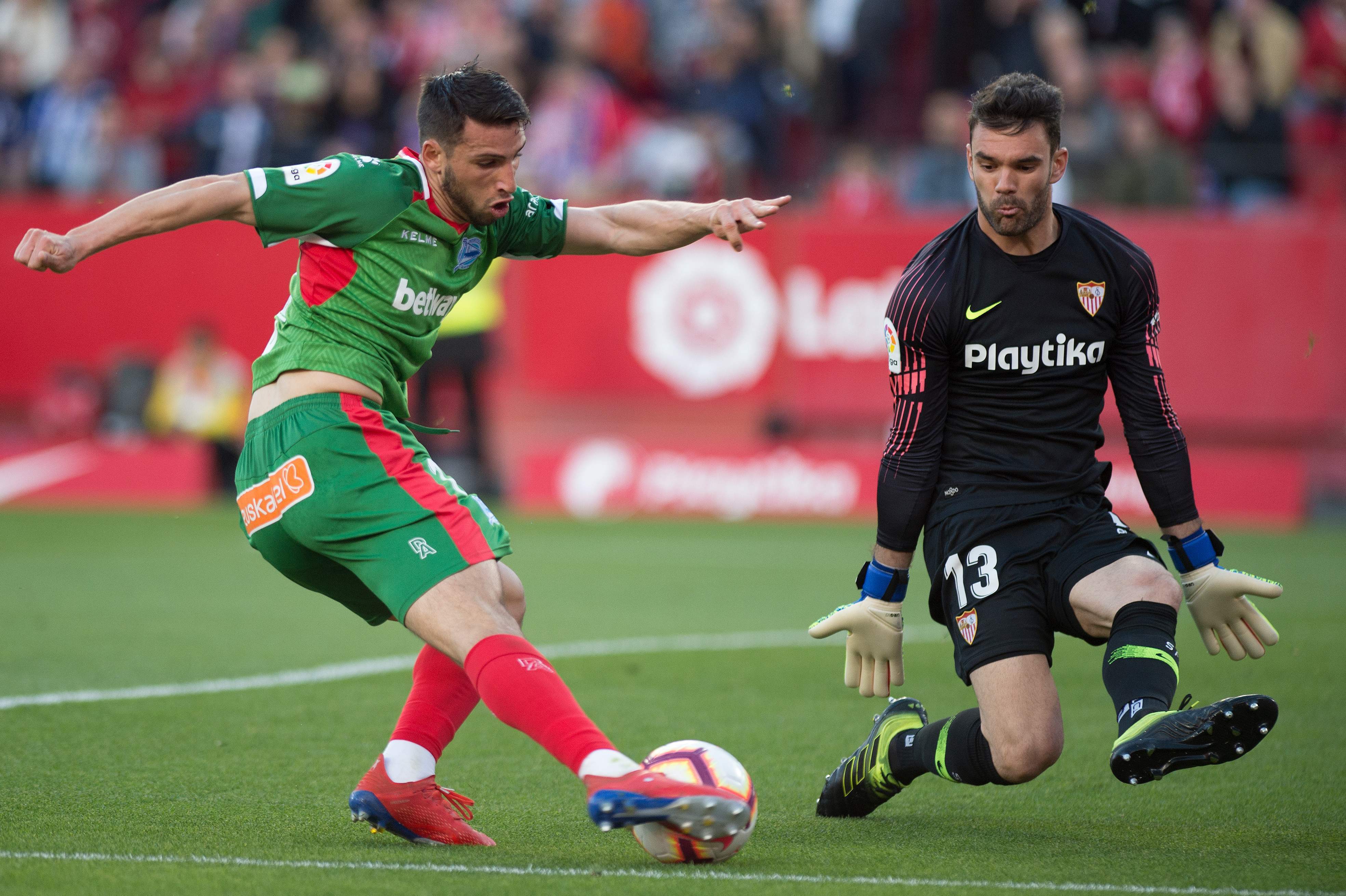 pg电子模拟器-意甲联赛豪门对决，球场厮杀惊心动魄